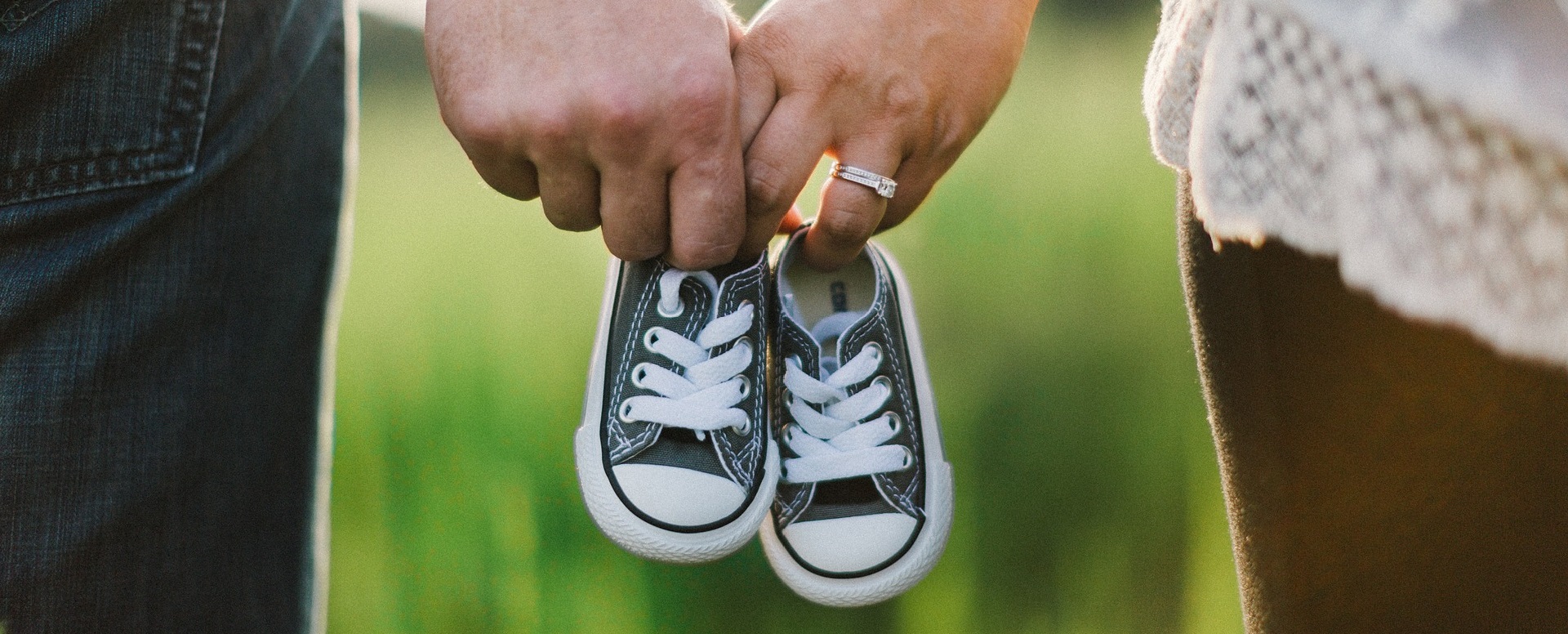 holding-hands-918990_1920